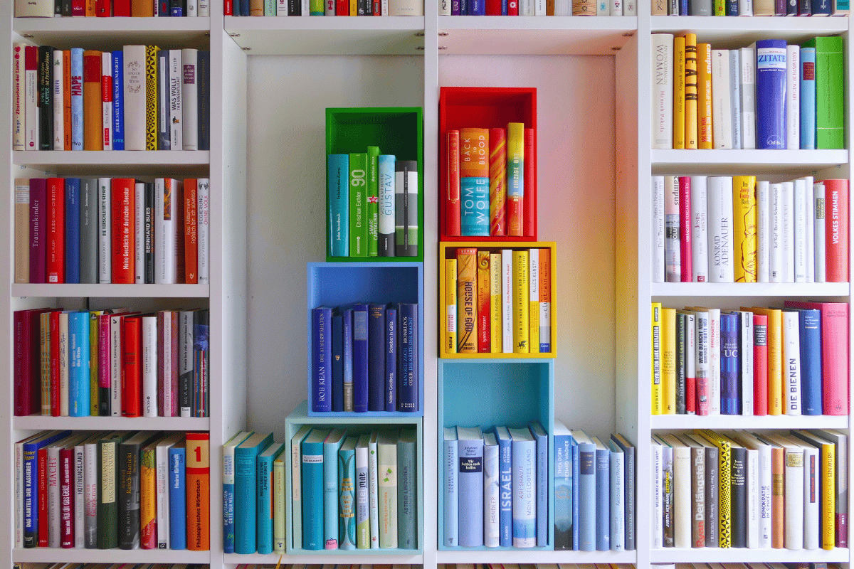Book Shelf Decor Ideas for Small Spaces